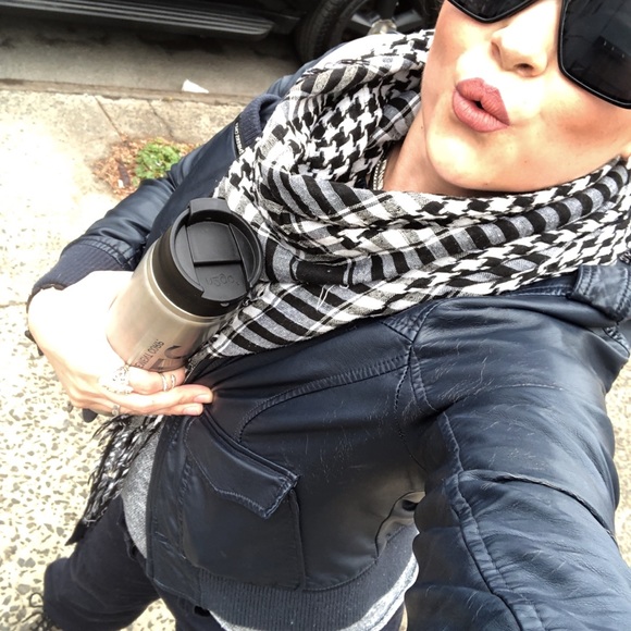 Meet your Posher, Christina - Picture 3 of 4